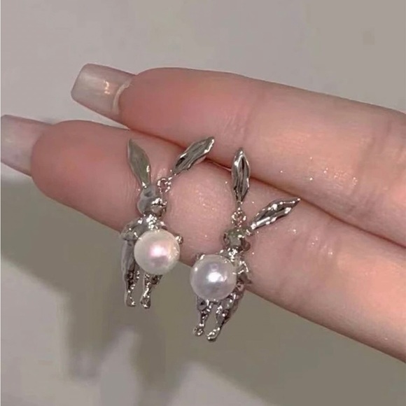 Pearl Bunny Belly Rabbit Hare Abstract Irregular Hinged Ear Swinging Moving Stud - Picture 9 of 11